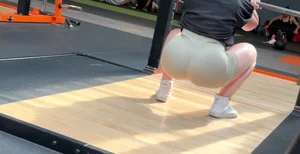 Thick ass white girl tight short at gym (Not OC)