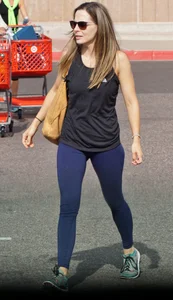 Milf with a great ass in tight blue leggings