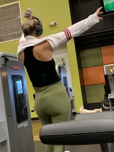 Girl working out with a nice ass in green leggings