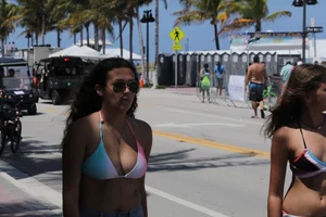 Candid Florida beach and bikini girls