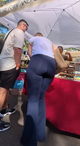 Blonde With Absolute Dumptruck At Farmers Market  (OC)