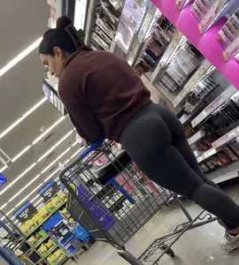 Latina milf looking good in her leggings