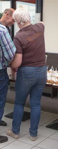 Milf's ass in blue jeans creepshot