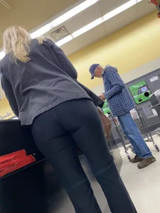 Hottt blonde milf got a nice ass.