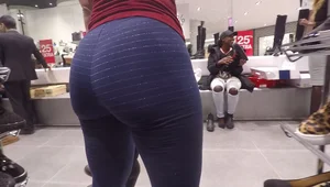 Perfect Ass in Tights VPL Candid Pics