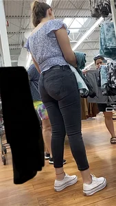 Tall Thick Latina Milf In Tight Black Jeans😋