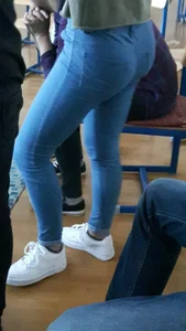 Candid college teen's booty in tight blue jeans