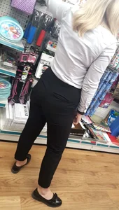 Nice Candid Blonde’s Booty in Tight Pants