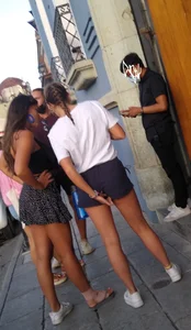 2 nice girls (he hurt his foot)