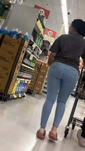 Juicy🍑 latina in tight jeans