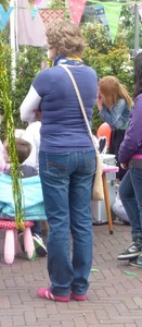 Milfs in jeans on the street creepshots