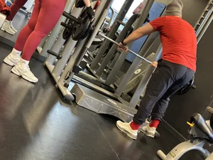 Extremely juicy phat ass in gym