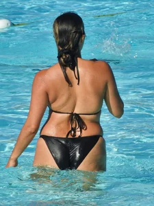 Bikini milf with wide hips and great ass in the pool [077]