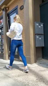 Blonde in tight jeans catches wise