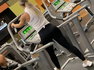 Couple babes at the gym in leggings with nice asses