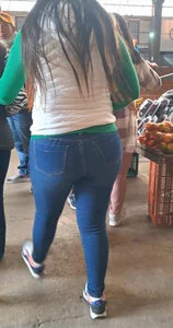 Gordita nalgona en jeans ajustados