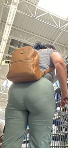 Casual milf kept bending over w strong VPL‼️