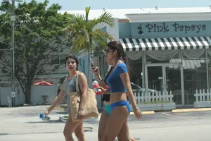 Candid Florida beach and bikini girls