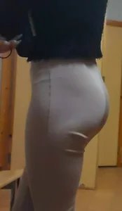 Hot college teen's booty in grey leggings closeups