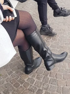Candid girls in public showing nice legs and feet