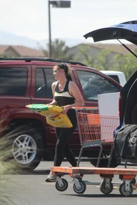 Hoe Depot girl with big booty loading her SUV in leggings with vpl