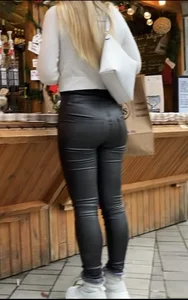 Shapely ass in leather pants🤤