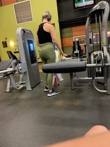 Girl working out with a nice ass in green leggings