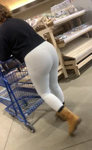 Berry thick gal  white leggings! (OC) few months old