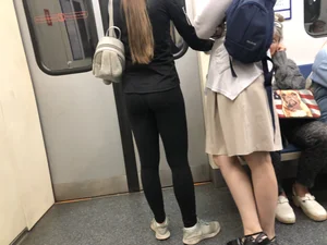 VPL subway teen wearing leggings