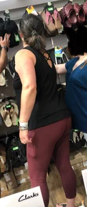 MILF in red leggings bends for the camera