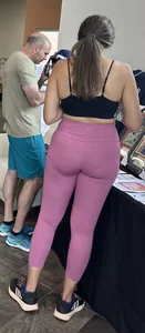 Gorgeous PAWG milf in pink leggings