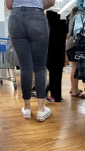 Tall Thick Latina Milf In Tight Black Jeans😋