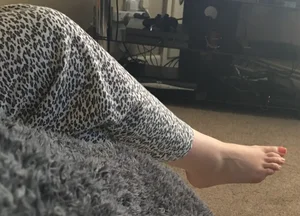 Feet of a Fat Candid Milf in a Dress Creepshots