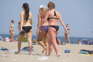 3 sexy girls with nice asses walking on the beach in bikinis