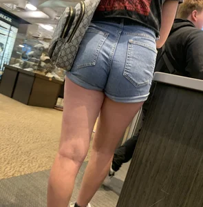 Jean shorts booty