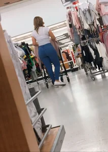 Latina in jeans nice