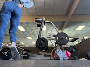 Petite gym cutie w a booty squatting