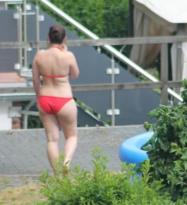 Thick babe in the backyard in red bikini