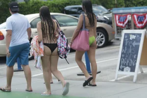 Candid Florida beach and bikini girls