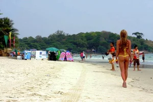 Sexy candid beach and bikini girls