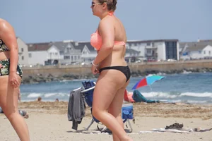 Thick and sexy bikini babe in black and peach bikini outfit