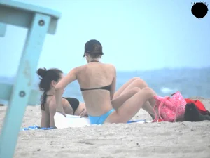 Lesbian finger bang on the sands of Venice Beach CA