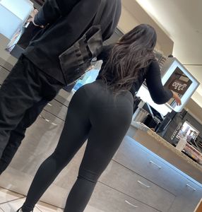 Unbelievable giant VPL ass in tight pants at the store creepshots