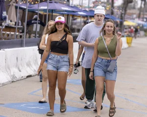 Hot candid summer girls in shorts, leggings and crop tops