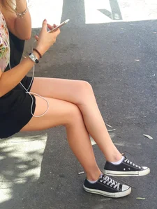 Candid girls in public showing nice legs and feet