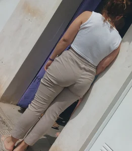 Sport jeans round ass milf