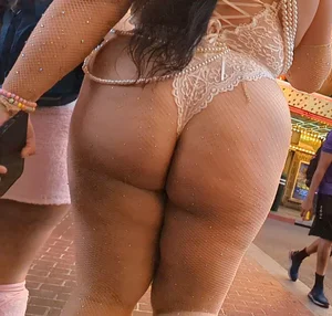 OMG big booty in thong