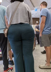 Thick curlyhead goddess in blue leggings