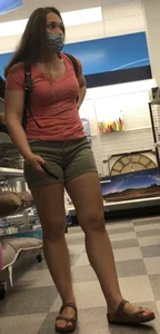 Thicc art lover Milf in shorts