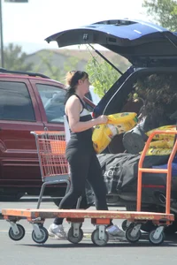 Hoe Depot girl with big booty loading her SUV in leggings with vpl